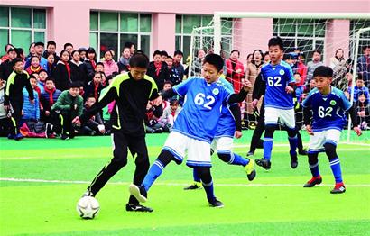 比利亚：贡萨洛是个专注进球的优秀前锋，他不抱怨也不甩脸