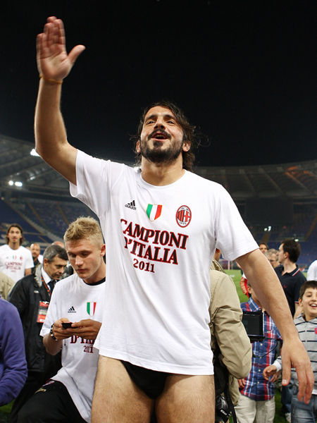 彻底爆发！勇士全队怒怼裁判，库里遭对手恶劣犯规引发强烈抗议