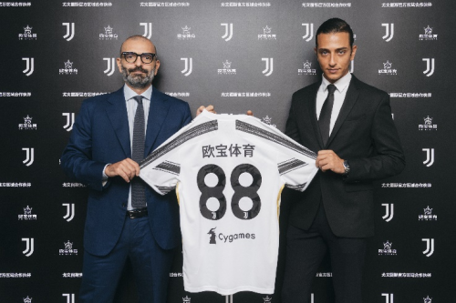 天空：卡里克早上7：51抵达卡灵顿，卡塞米罗和马奎尔最早到