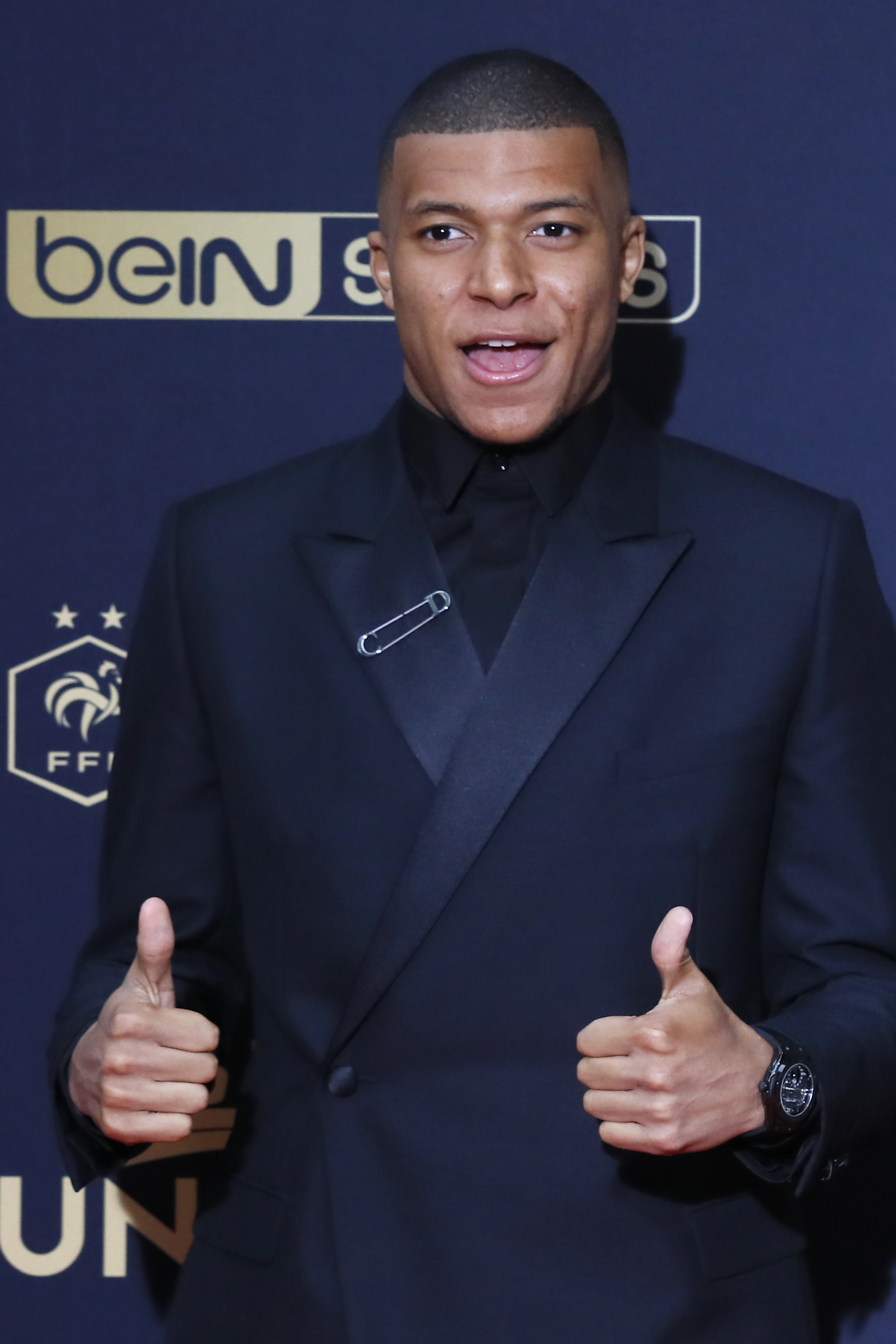 [NBA]锁定五佳球！伦纳德强杀内线飞身隔扣